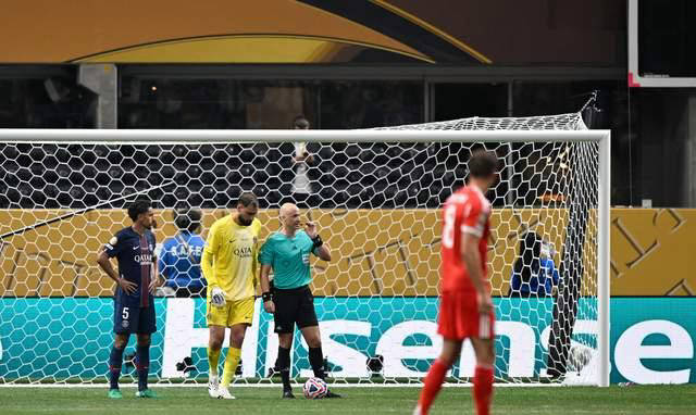 拜仁多人被罚两名，主帅孔帕尼遭质疑球迷呼唤下课